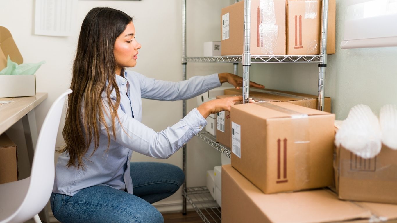 mujer organizando su casa o negocio de forma rápida y sencilla