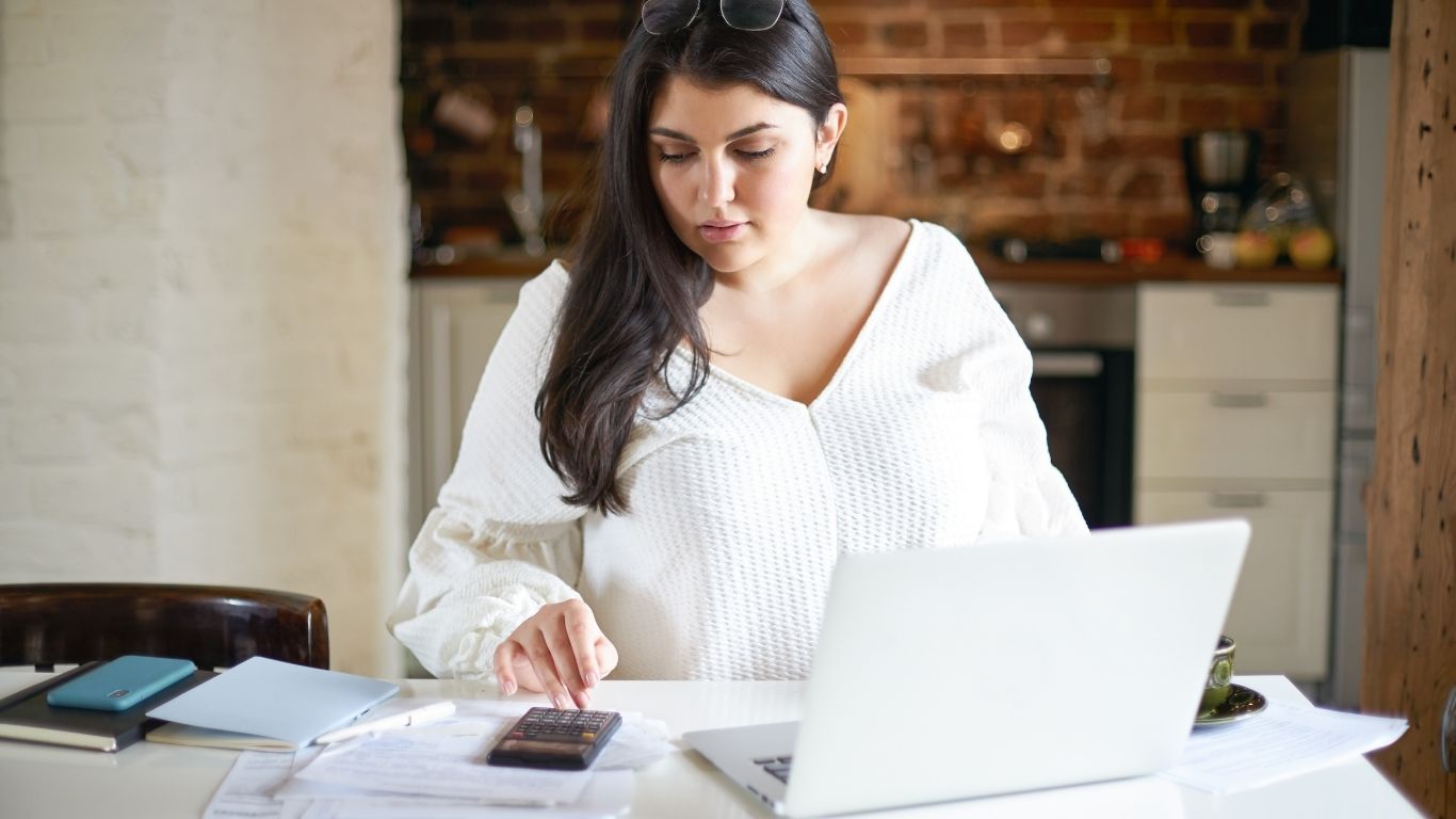 mujer-revisando-cuentas-negocio