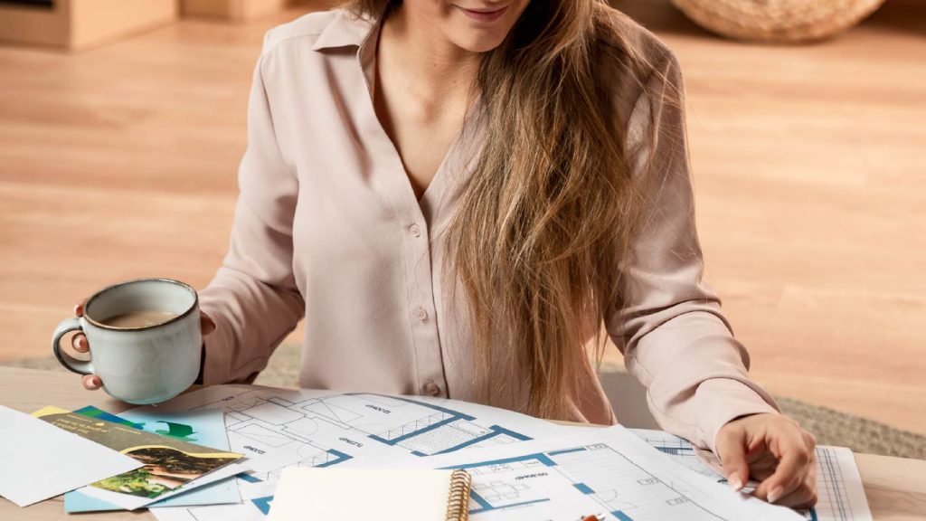 Emprendedora aplicando una mentalidad financiera consciente al revisar el presupuesto y gastos de su negocio.