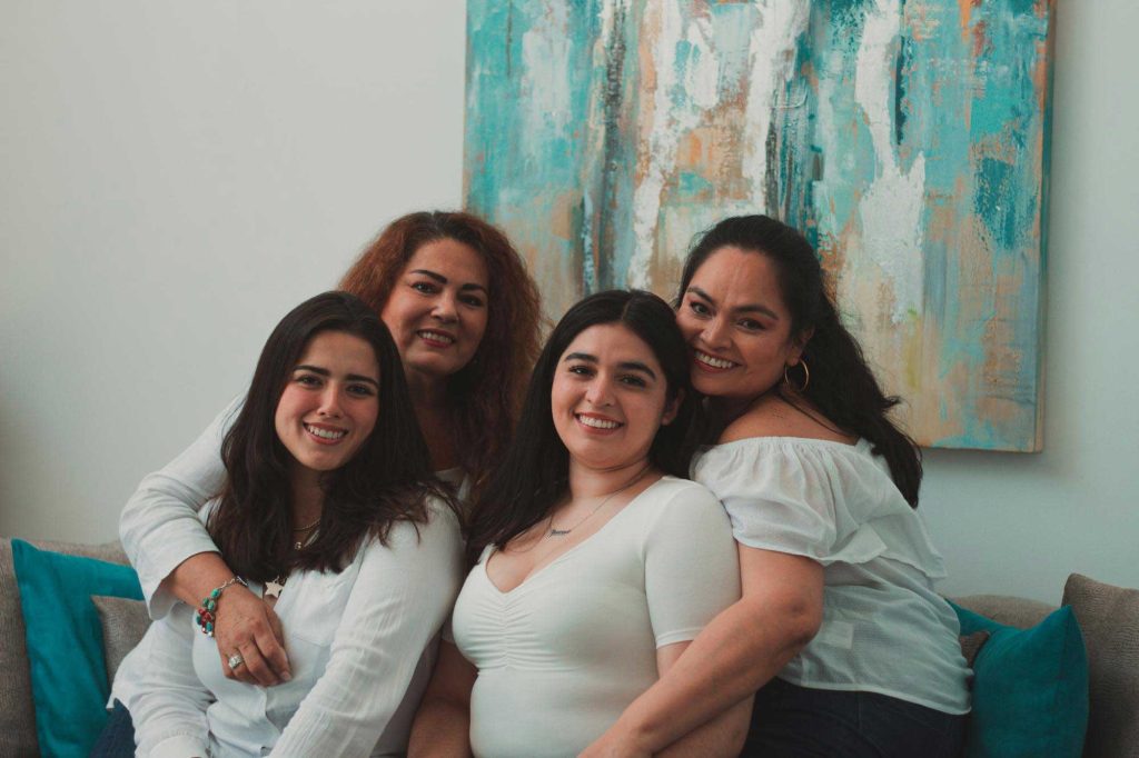 Mujeres emprendedoras reunidas tramitando un crédito grupal para sus negocios.