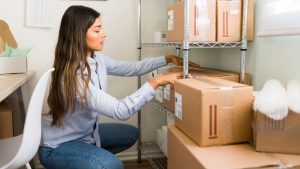 mujer organizando su casa o negocio de forma rápida y sencilla