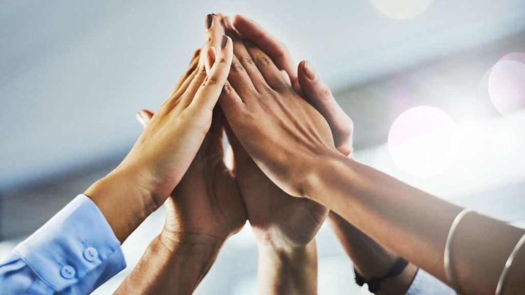 qué pasa si alguien no paga crédito grupal. Personas demostrando apoyo grupal.