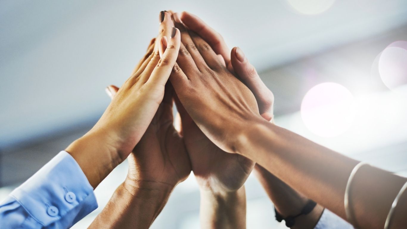 qué pasa si alguien no paga crédito grupal. Personas demostrando apoyo grupal.