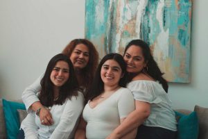 Mujeres emprendedoras reunidas tramitando un crédito grupal para sus negocios.